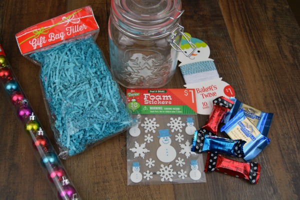 Creative Ways to Give a Gift Card: The Mason Jar Gift at www.happyhourprojects.com