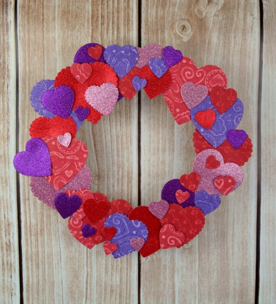 Valentine's Day Heart Wreath at www.happyhourprojects.com