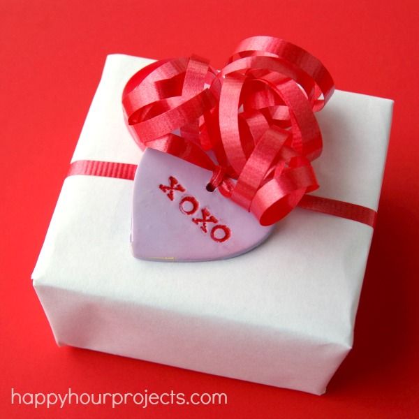 Make Easy Polymer Clay conversation heart tags for Valentine's Day at happyhourprojetcs.com!