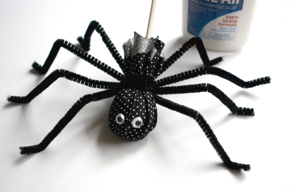 Kids Halloween Craft Spider Lollipop at happyhourprojects.com | This easy little spider is great for kids age 6 and up! Download the printable instructions for a great group craft or rainy day activity.